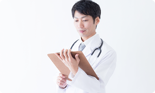 医師がチェックを行っているイメージ