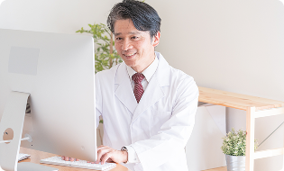 医師が健康診断結果をパソコンで確認しているイメージ