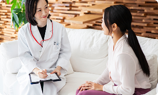 医師が高ストレス者面談をしているイメージ