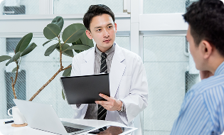 医師が面談しているイメージ