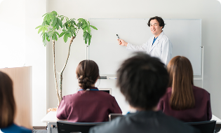 医師がセミナーの講師をしているイメージ