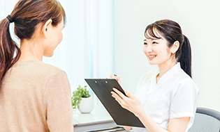 保健師が健康診断結果をパソコンで確認しているイメージ