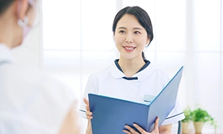 保健師が面談をしているイメージ