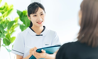 保健師が高ストレス者面談をしているイメージ