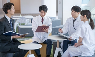 保健師が面談しているイメージ